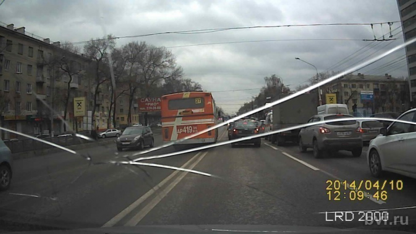 В Воронеже водители автобусов ездят через две сплошных по встречной полосе