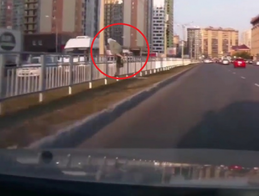 Старушка-паркурщица продемонстрировала сумасшедшую ловкость в Воронеже