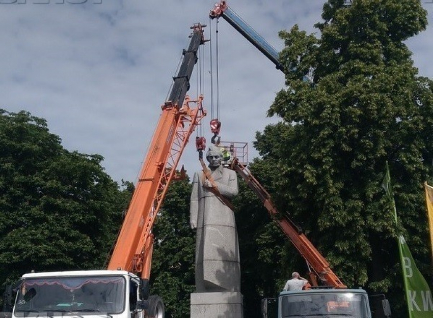 Памятник Кольцову в чекистской шинели перевезут в Воронеже за 1,51 млн рублей