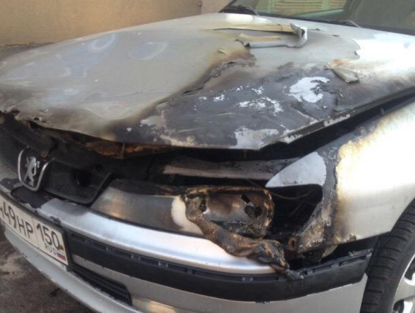 Сгоревший Peugeot москвича сняли на фото в Воронеже