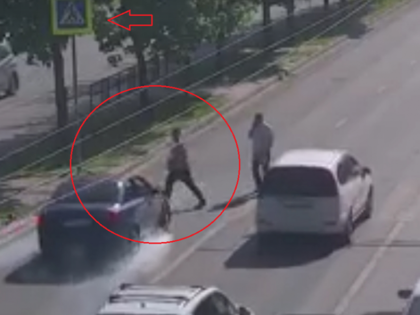 Момент жесткого наезда на пешехода попал на видео в Воронеже 