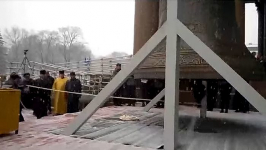 17-тонный колокол, отлитый в Воронеже, освятили в Исаакиевском соборе Петербурга