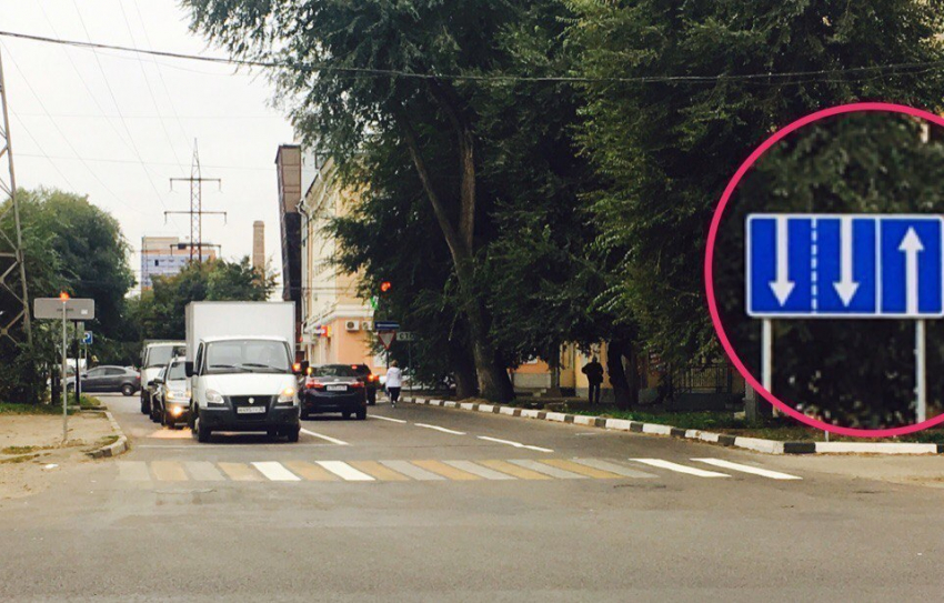 Грубое несоответствие разметки дорожному знаку заметили в Воронеже