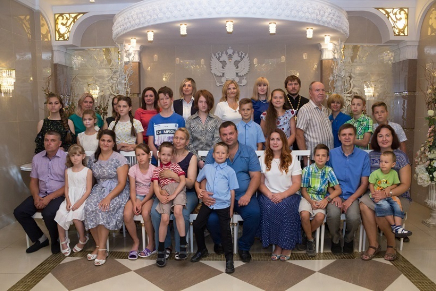 Воронежский сенатор поздравил многодетные семьи