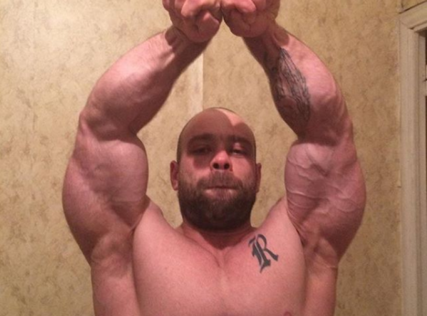 Чемпион Воронежской области по бодибилдингу удивил женщин своими огромными мускулами