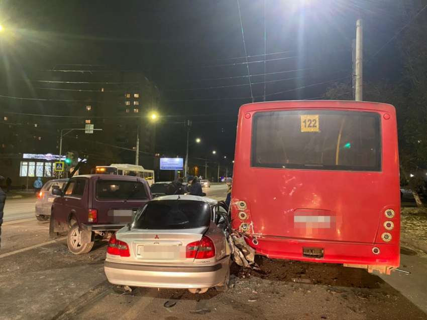 В массовом ДТП с участием автобуса пострадали люди в Воронеже