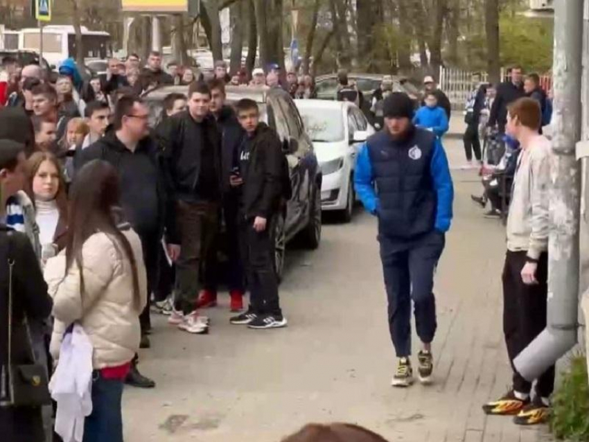 Гигантская очередь образовалась из воронежцев за автографами звёздных форвардов «Факела»