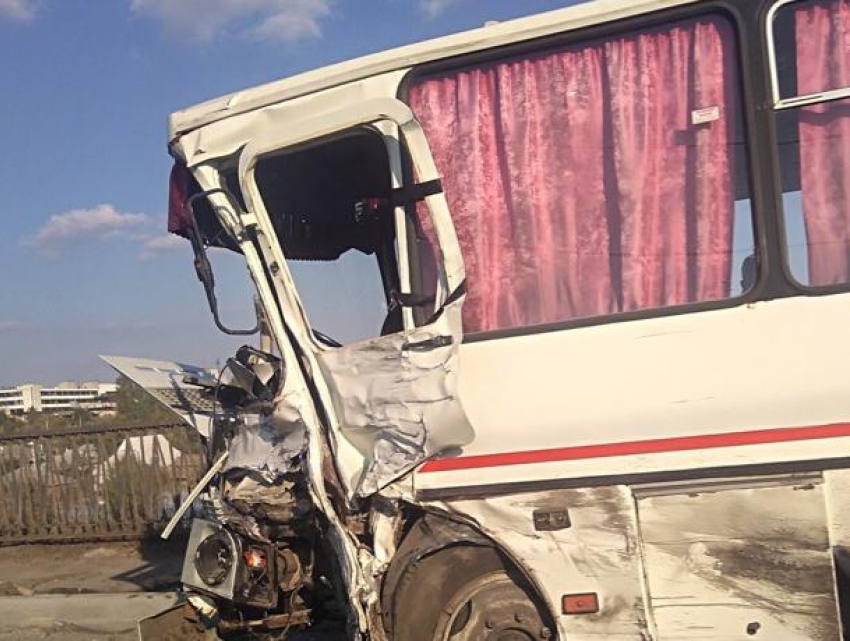 Последствия столкновения двух автобусов с шестью пострадавшими сняли в Воронежской области