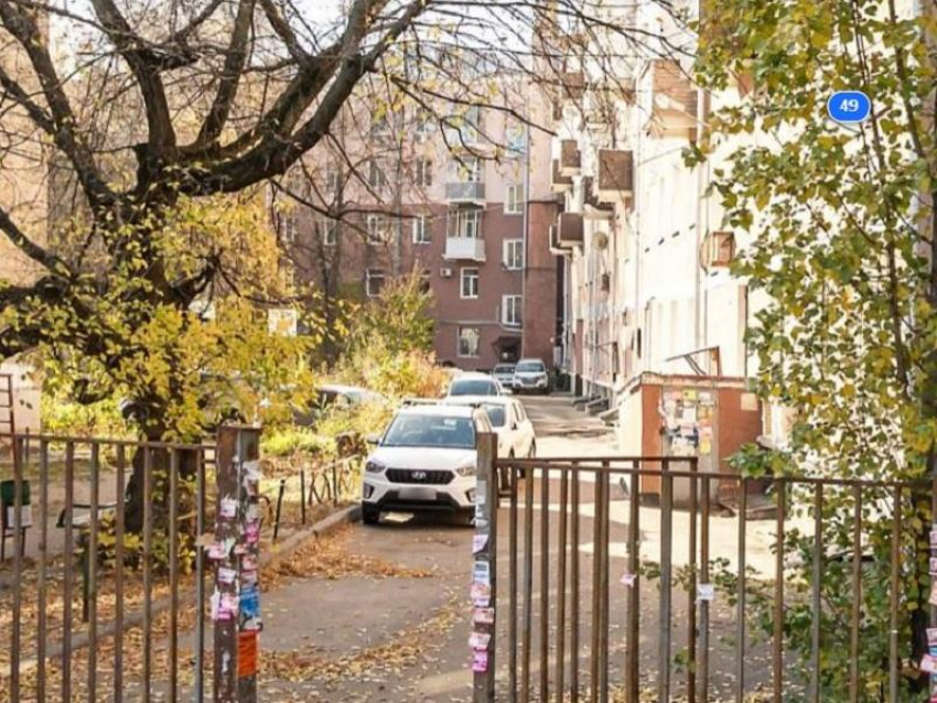 Коммунальная авария может возникнуть из-за припаркованных машин в центре Воронежа