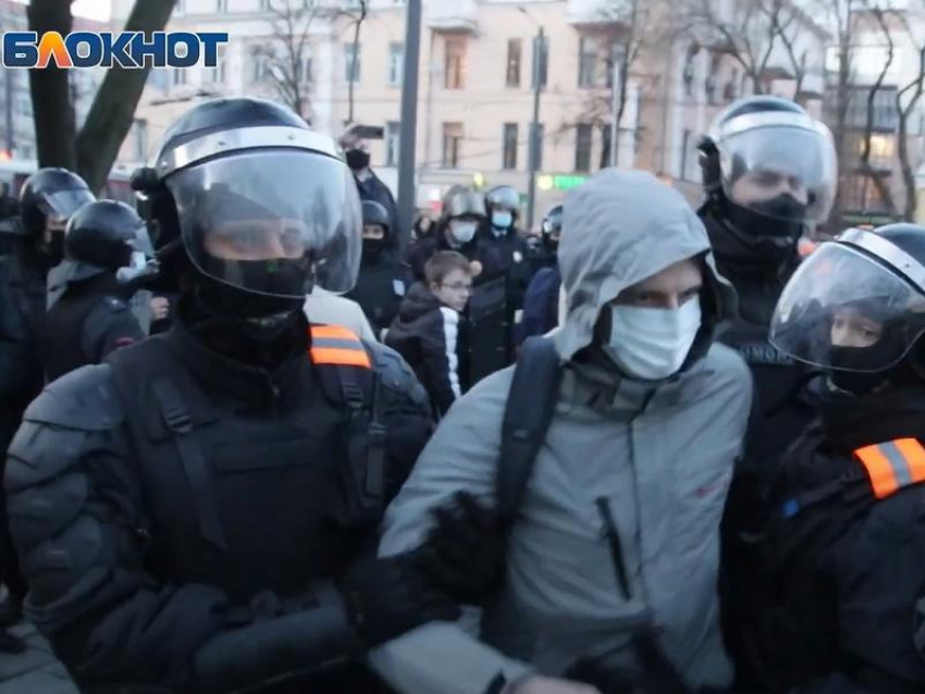 Опубликовано видео задержаний участников несанкционированной акции в Воронеже