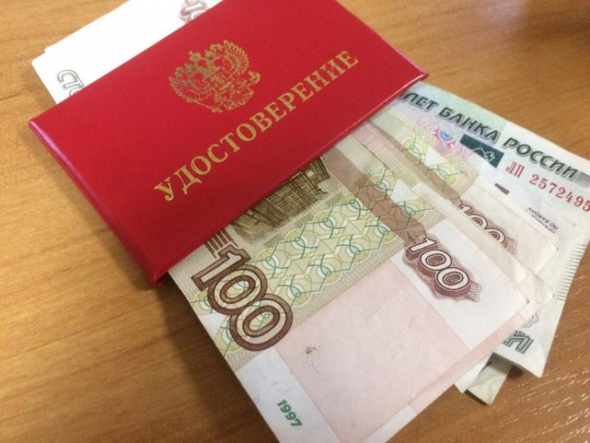Женщина пойдет под суд за дачу взятки полицейскому в Воронежской области