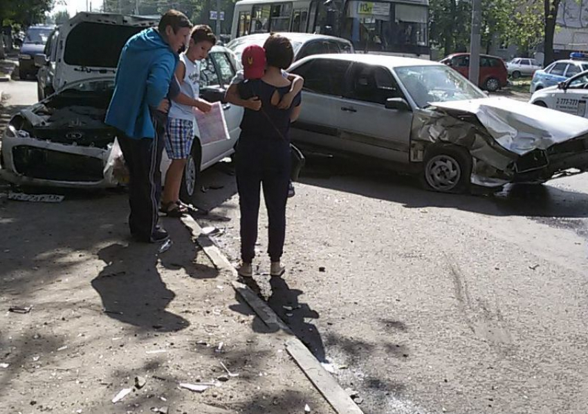 Воронежцы сообщили, как в стельку пьяный водитель снес три машины на «встречке»