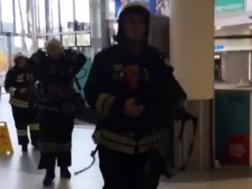 Опубликовано видео эвакуации ТЦ в Воронеже