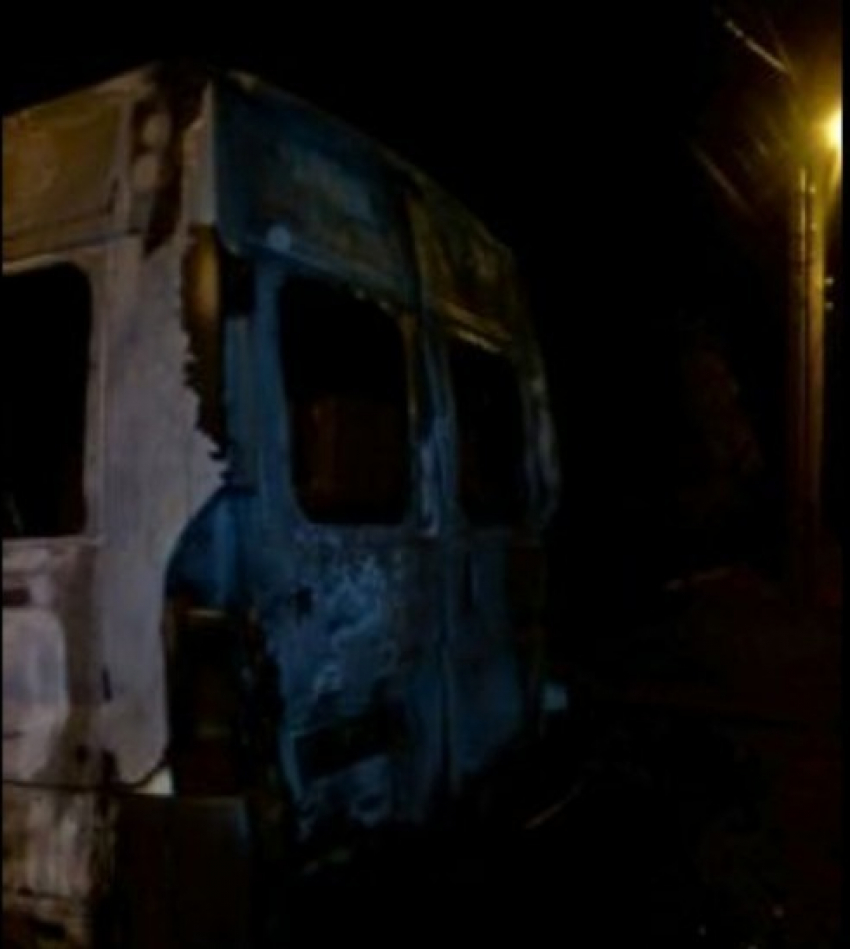 В Воронеже в Железнодорожном районе подожгли макроавтобус Пежо