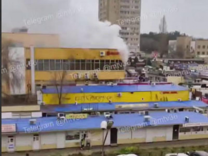 Названа вероятная причина пожара в торговом центре Воронежской области