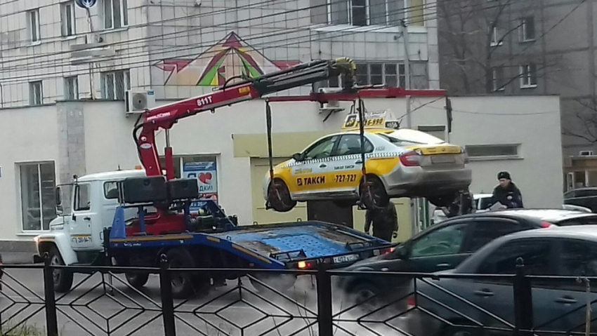 Эвакуатор забрал машину такси с открытым окном в Воронеже