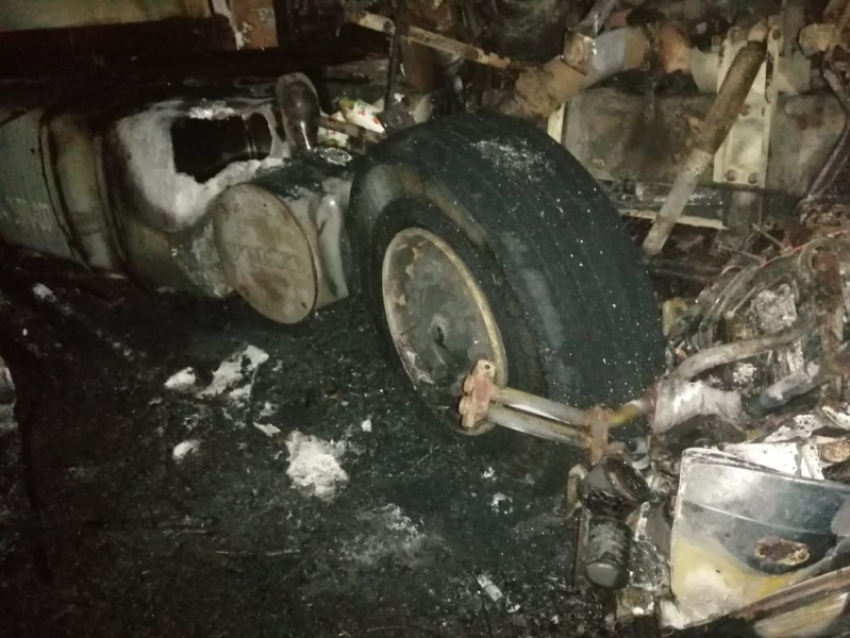 Опубликованы снимки смертельного ДТП, где сгорели грузовик и легковушка в Воронежской области  