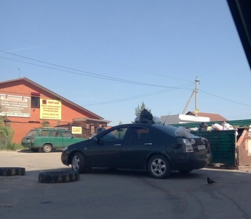 «Выброшенную» на помойку иномарку завалили мусором в Воронеже