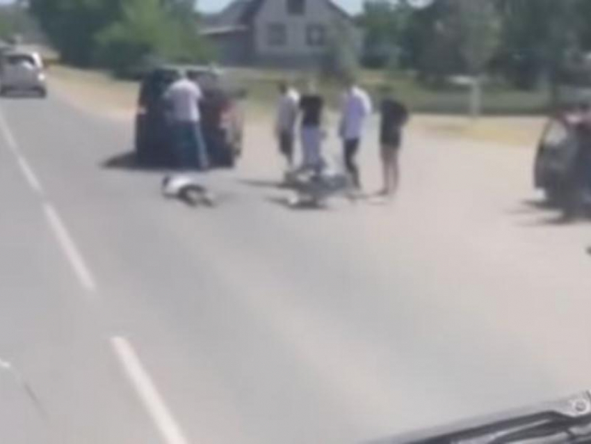 Двое подростков врезались во внедорожник перед кладбищем в Воронежской области