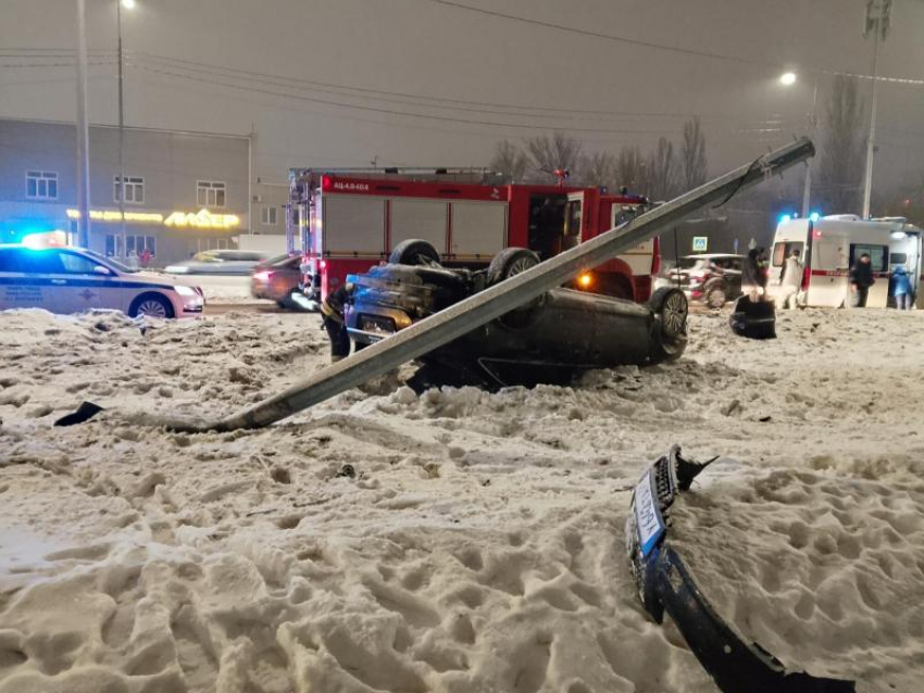 Вынули аккумулятор, чтобы не загорелась: «Ауди» лихо перевернулась на выезде из воронежского Шилово
