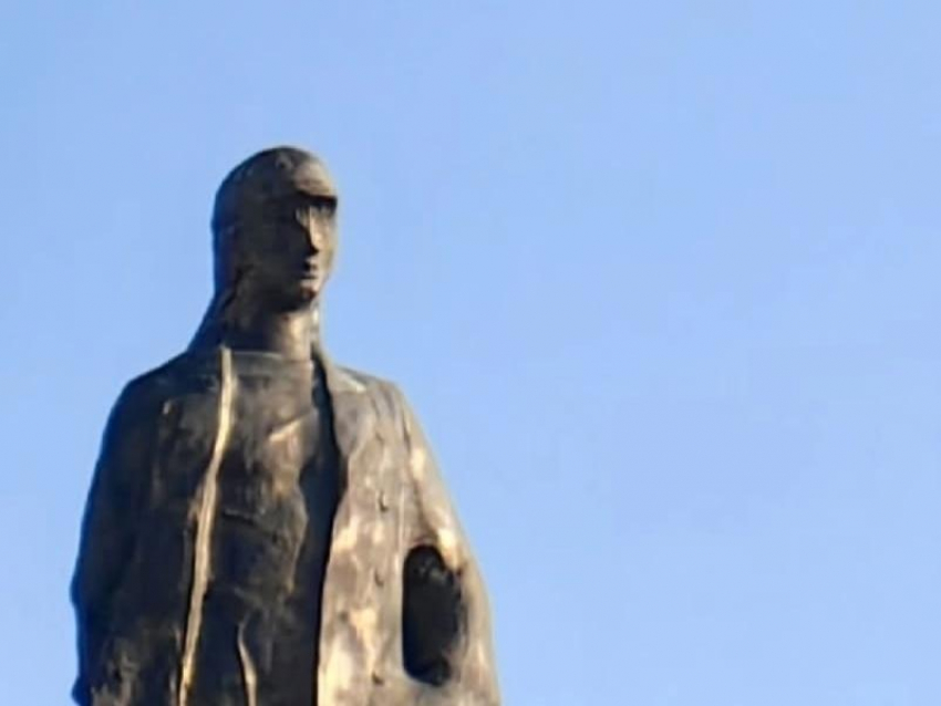 С истуканами острова Пасхи сравнили фигуры на вокзале «Воронеж-1"