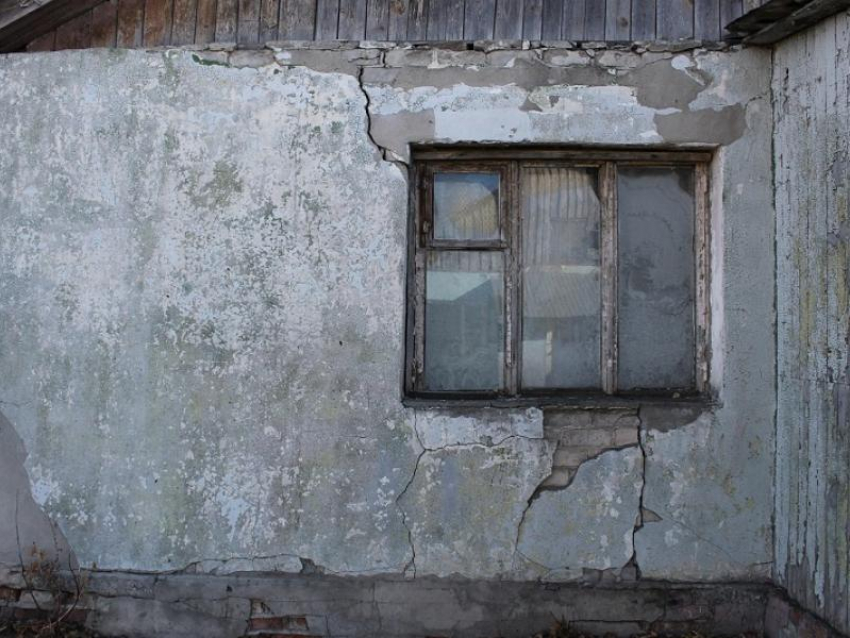 Без воды, тепла и канализации: как живут люди в бесхозном  доме под Воронежем 