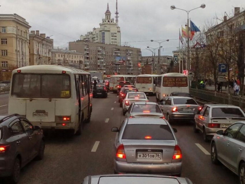 Главную причину пробок в центре Воронежа наглядно показали на фото