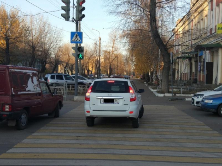 Воронежская Lada возомнила себя пешеходом на «зебре»