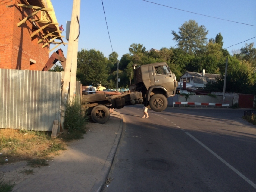 В центре Воронежа чуть не перевернулся «Камаз»