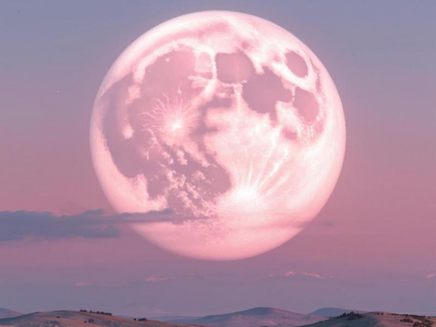 "Клубничная» Луна: почему не стоит пропускать необычное астрономические событие