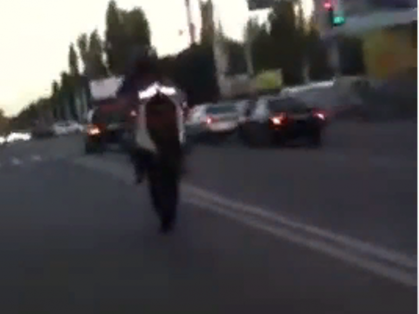 Опасный трюк мотоциклиста сняли на дороге в Воронеже 