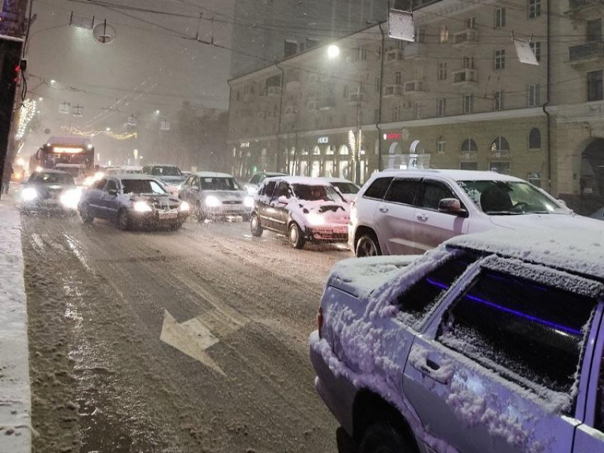 9-балльные пробки вызвали вечерний коллапс на заснеженных дорогах Воронежа