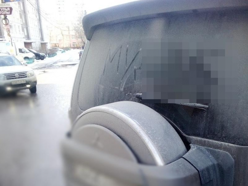 Владельца внедорожника по-русски наказали за парковку в Воронеже