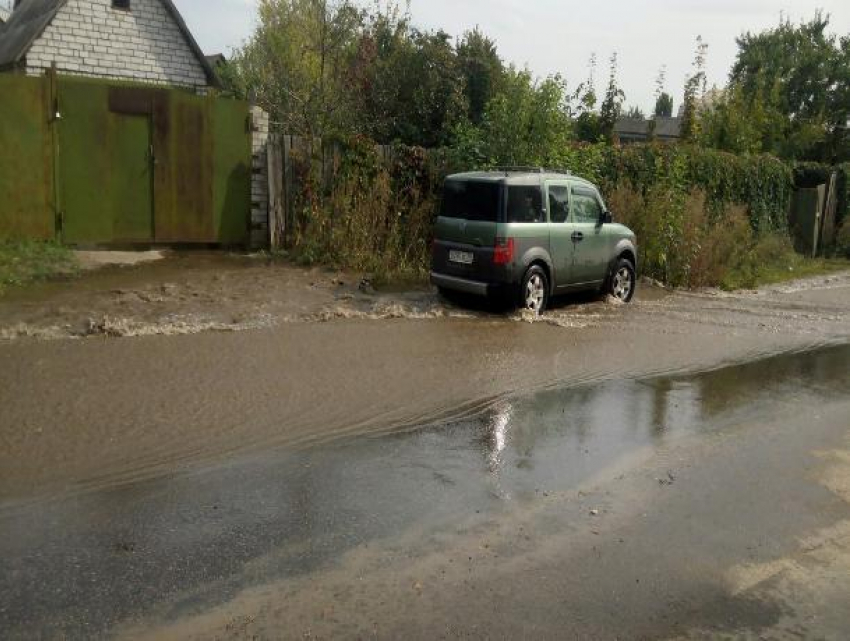 Причиной потопа на улице Новгородской в Воронеже стала лопнувшая труба