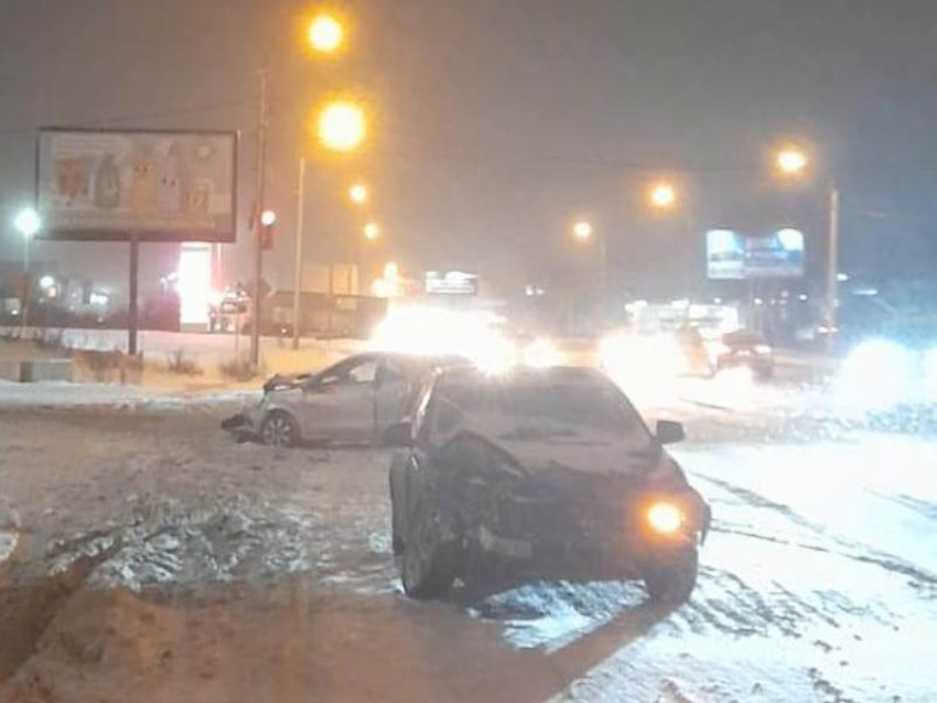 Женщина на Mitsubishi устроила ДТП с двумя пострадавшими на Остужева в Воронеже 