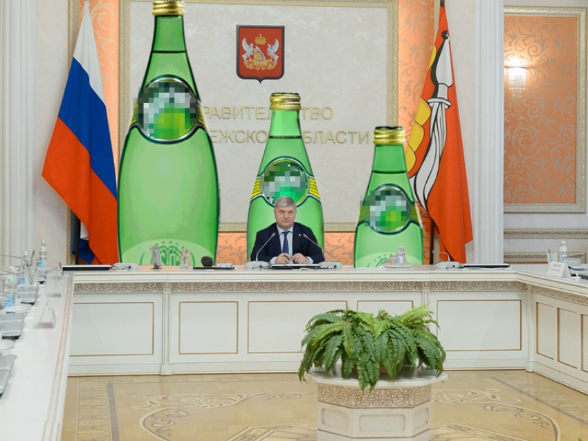 Для воронежских чиновников закупили минералку по 484 рубля за литр 