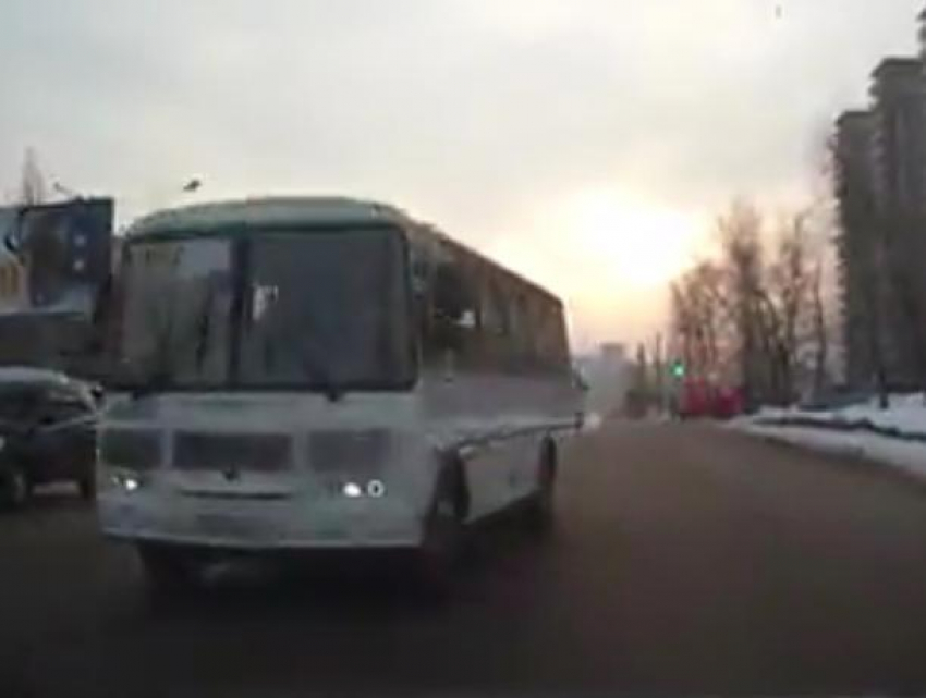 В Воронеже на видео сняли «веселые маршрутки», от которых стоит уворачиваться