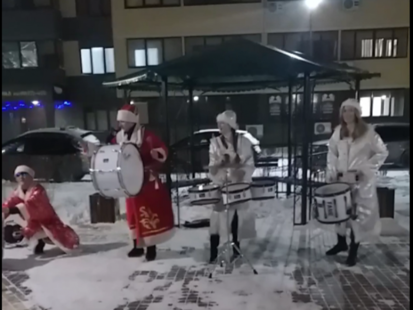 Праздничный отрыв устроили Деды Морозы и Снегурочки в воронежском ЖК