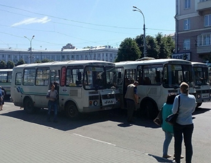 Маршрутчики не поделили 15 рублей в центре Воронежа и устроили ДТП