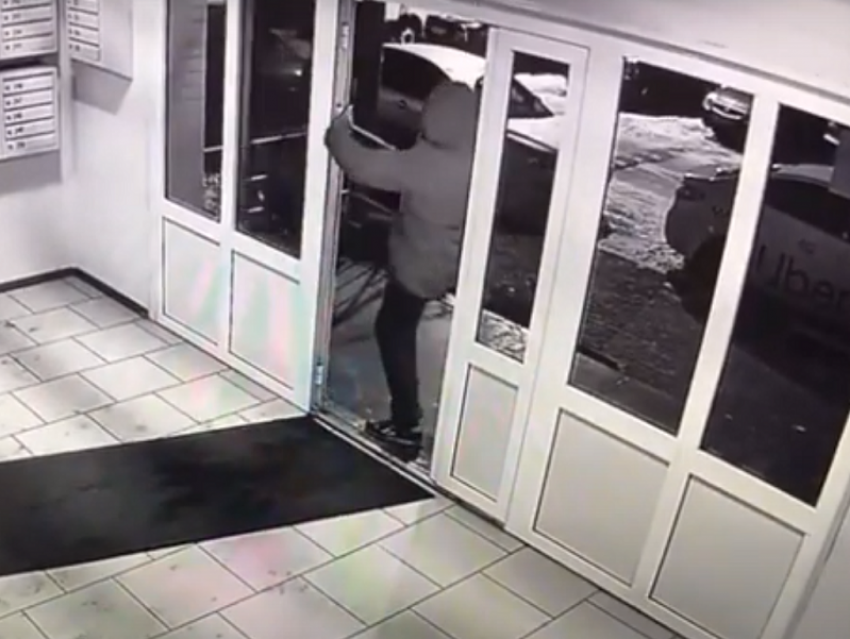 Неизвестный разбил дверь подъезда и попал на видео в Воронеже