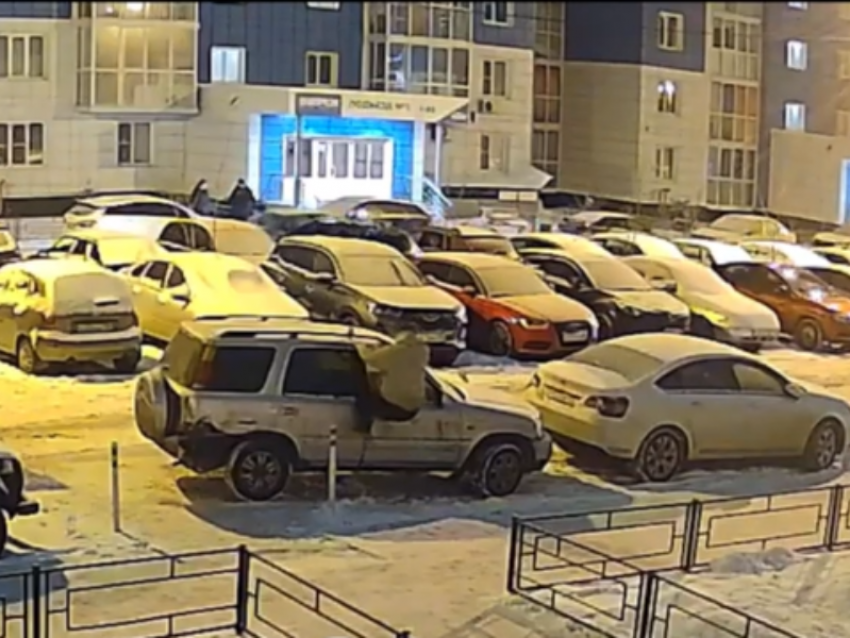 Комичное сражение с закрытым авто сняли в воронежском микрорайоне 