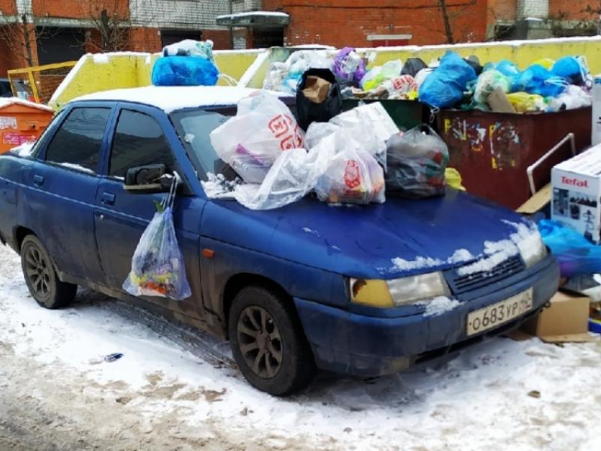 Заблокировавший мусорную площадку автомобиль наказали 5 пакетами отходов в Воронеже