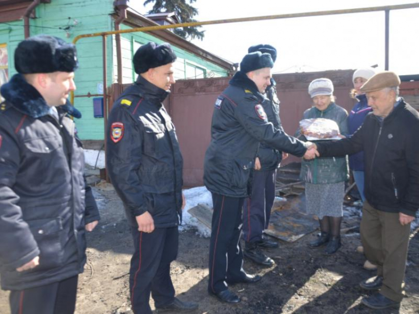 Полицейские спасли 80-летних пенсионеров с собакой из пожара в Воронежской области