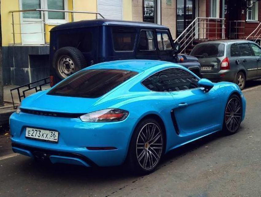 Ярко-голубой Porsche Cayman победил серость воронежских улиц