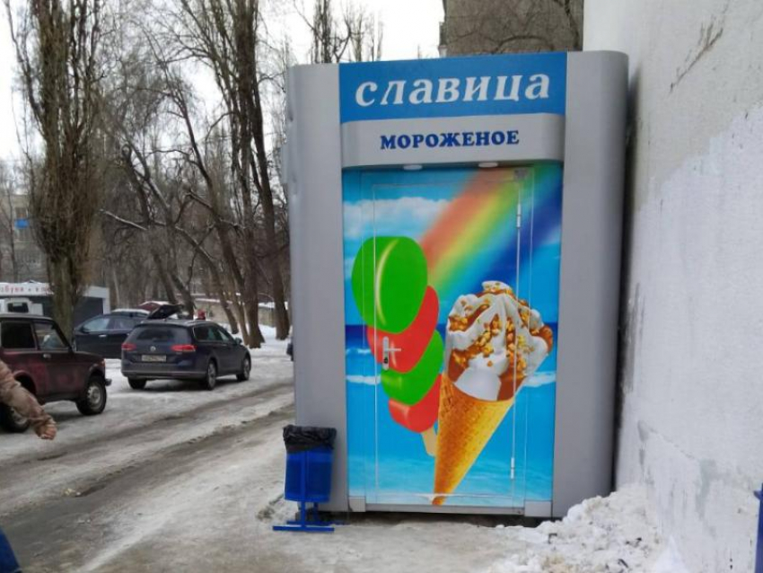 Ларек с мороженым «откусил» половину тротуара в Воронеже