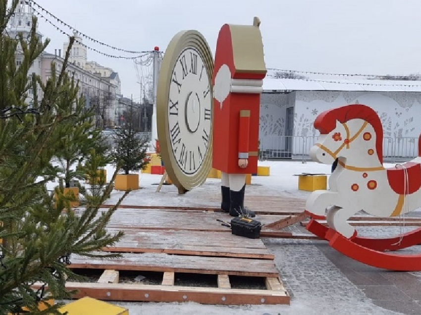 В Воронеже начался демонтаж новогодних инсталляций