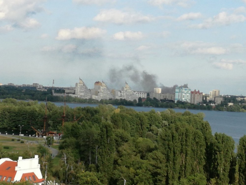 Сильнейший пожар на Ленинградской в Воронеже окутал дымом левый берег