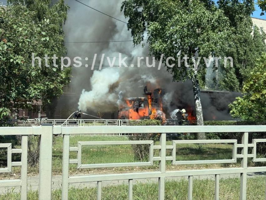 КамАЗ вспыхнул напротив Юго-Западного рынка и попал на видео в Воронеже