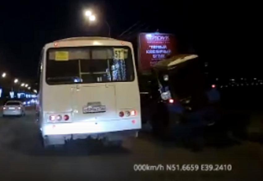  На видео сняли, как у трактора отвалилось колесо при движении в Воронеже