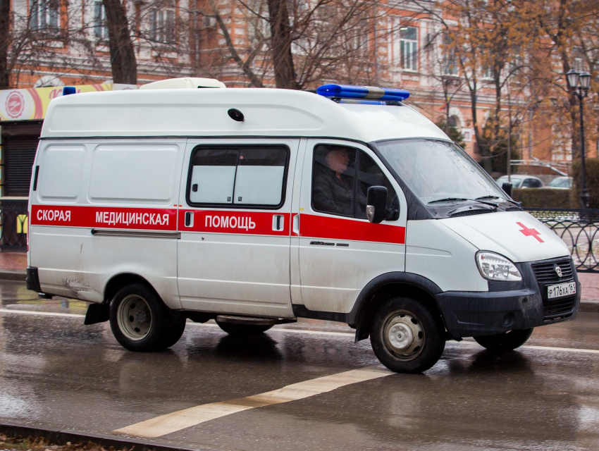 Три автомобиля наехали на пешехода на трассе в Воронежской области
